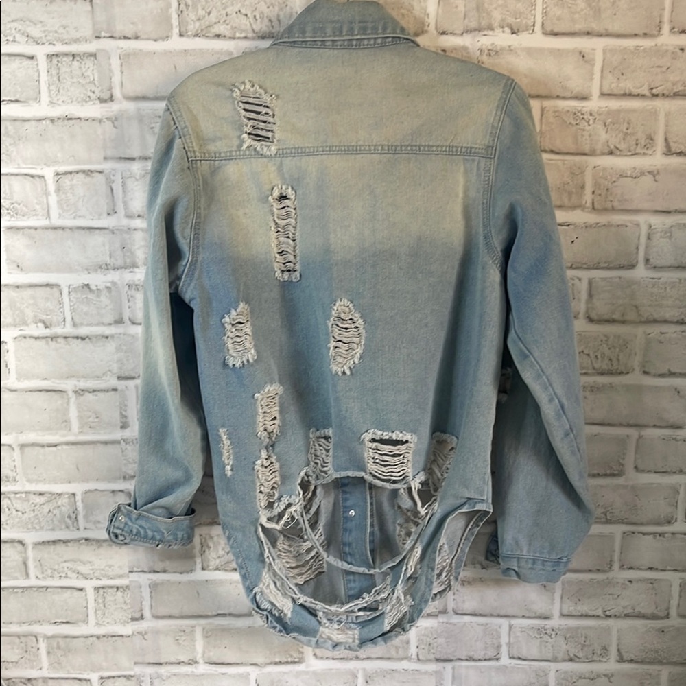 ✨Distressed Oversized Light Blue Jean Jacket Size L✨ - Picture 2 of 2